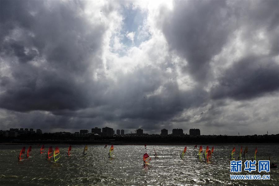 （体育）（4）帆板——中国奥运帆船大奖赛海口开赛