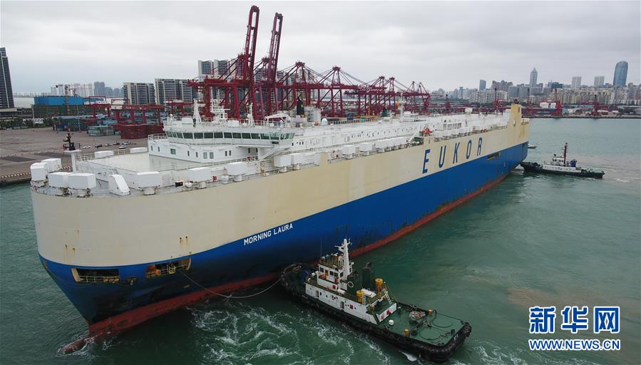 （經濟）（6）海南自貿區首艘汽車外貿船安全靠泊海口港