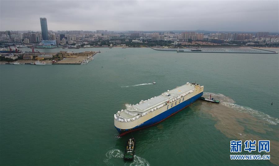 （新華視界）（1）海南自貿區首艘汽車外貿船安全靠泊海口港