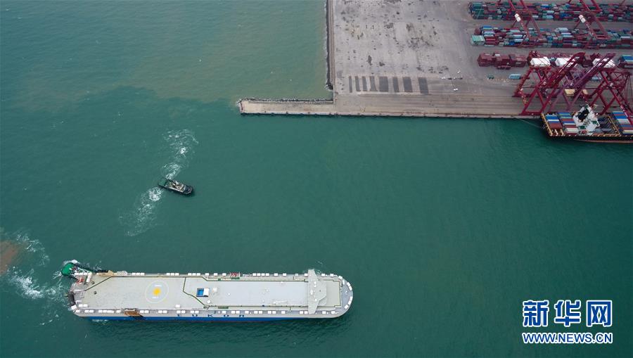 （新華視界）（2）海南自貿區首艘汽車外貿船安全靠泊海口港