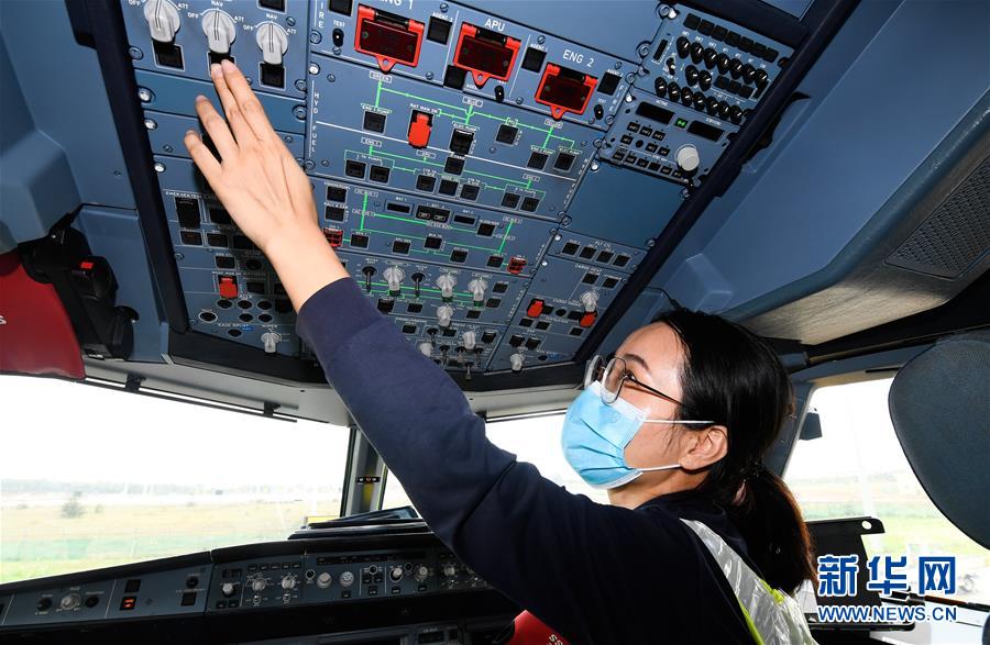 （圖片故事）（6）堅守一線的飛機女“醫生”