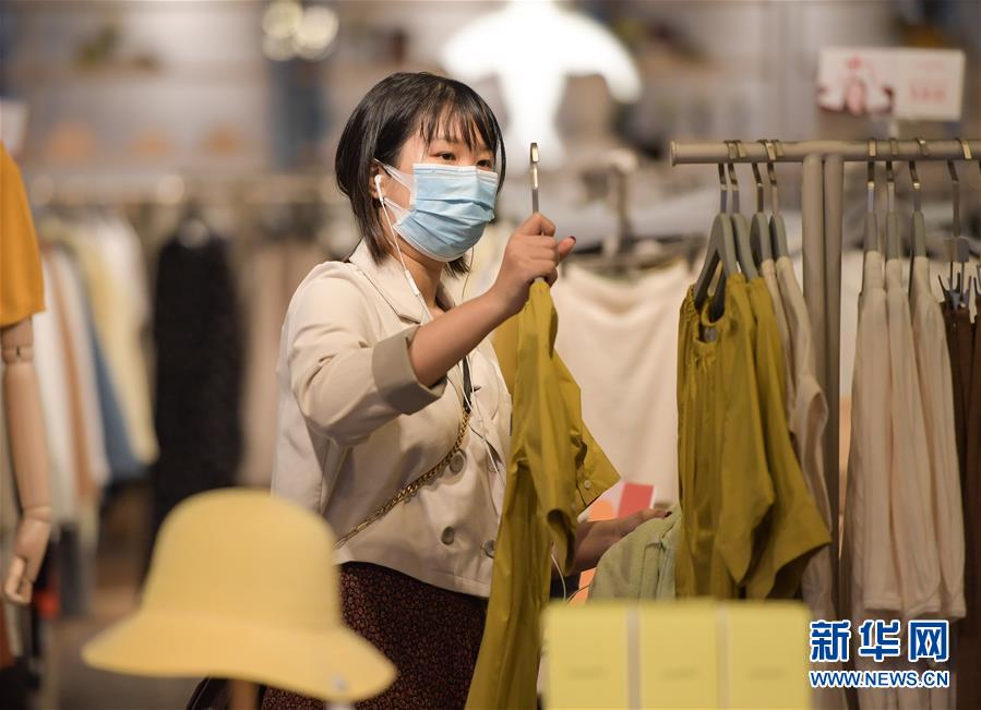 （聚焦疫情防控·新华视界）（2）购物中心恢复营业 市民戴口罩购物