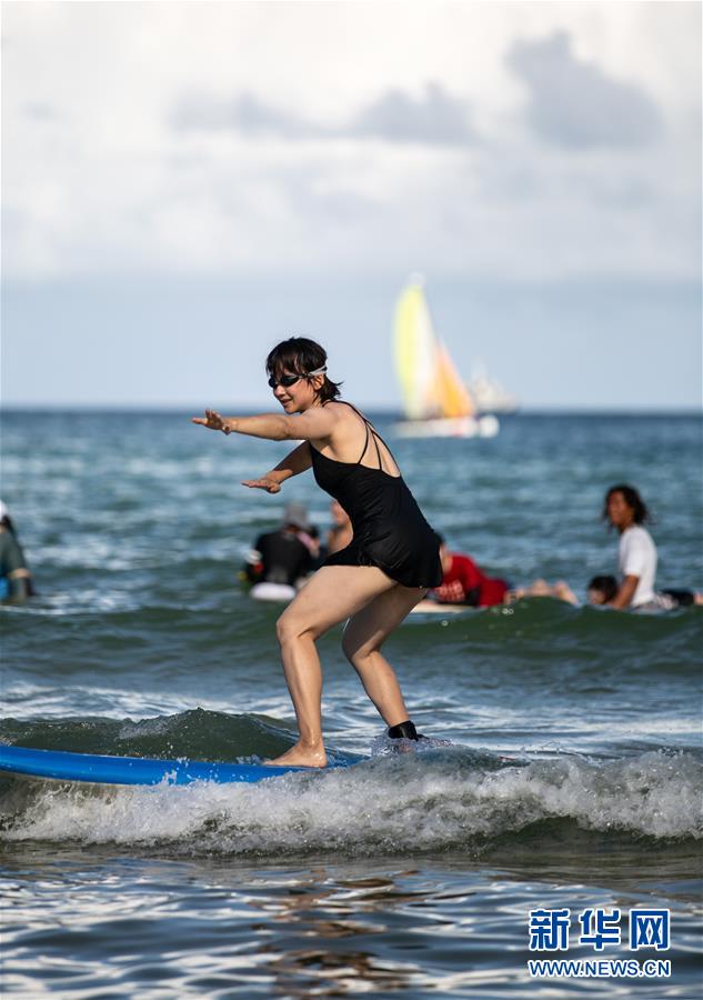 （新华视界）（1）全民健身——海上冲浪 乐享假期