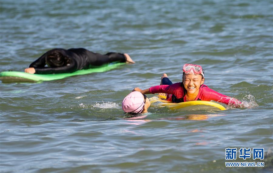 （新华视界）（2）全民健身——海上冲浪 乐享假期