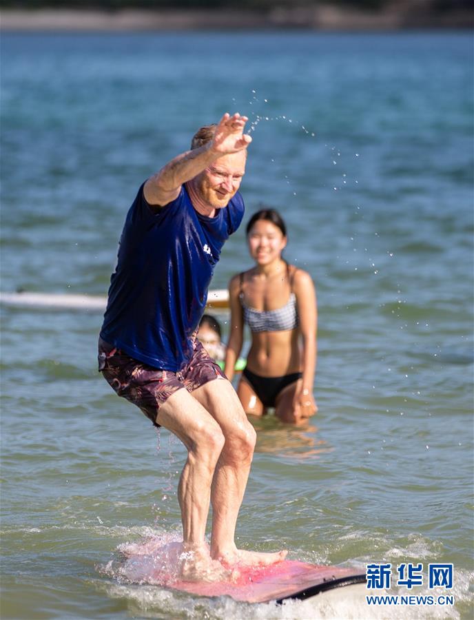 （新华视界）（3）全民健身——海上冲浪 乐享假期