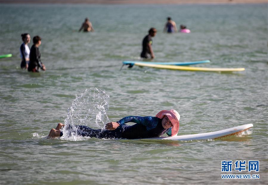 （新华视界）（4）全民健身——海上冲浪 乐享假期
