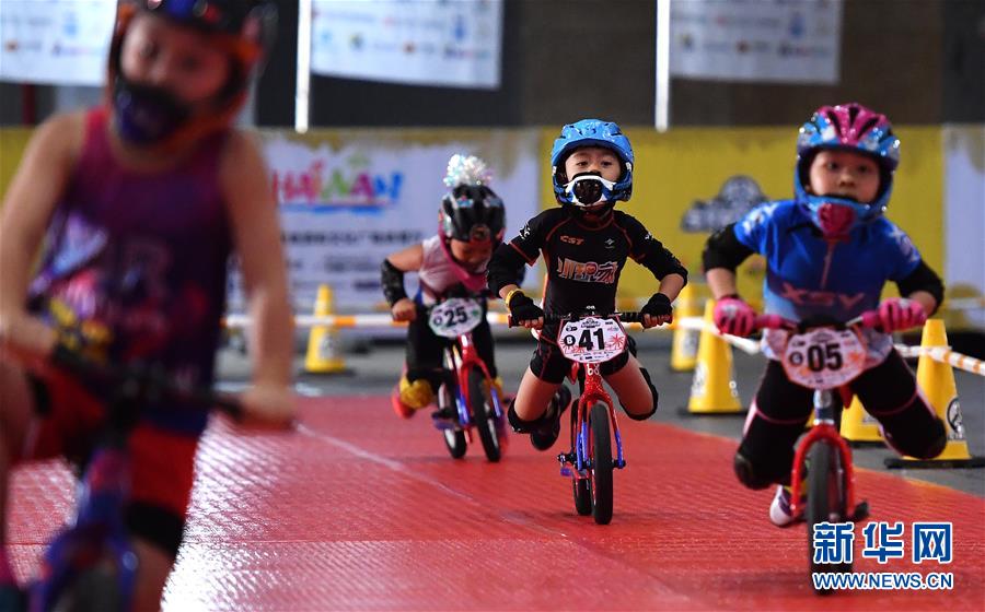 （体育）（1）全民健身——2020儿童滑步车亲子嘉年华海口举行
