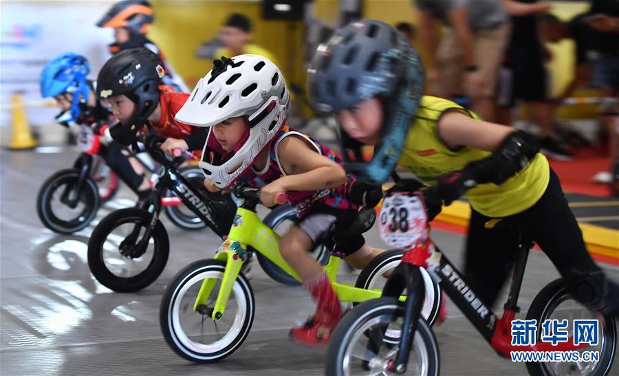 （体育）（2）全民健身——2020儿童滑步车亲子嘉年华海口举行