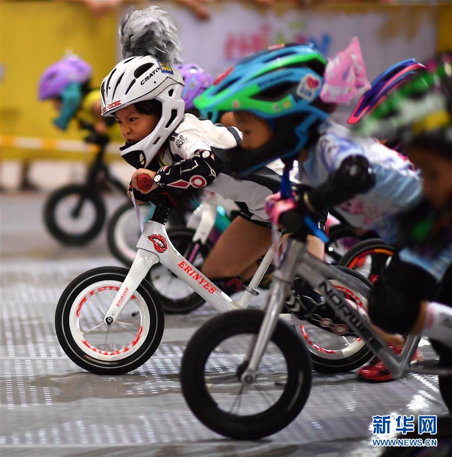 （体育）（6）全民健身——2020儿童滑步车亲子嘉年华海口举行