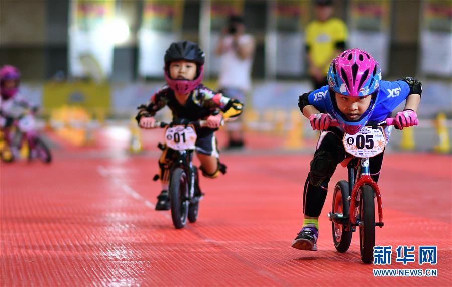 （体育）（7）全民健身——2020儿童滑步车亲子嘉年华海口举行