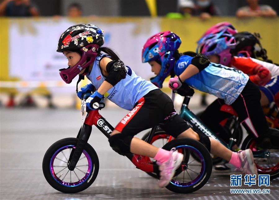 （体育）（8）全民健身——2020儿童滑步车亲子嘉年华海口举行