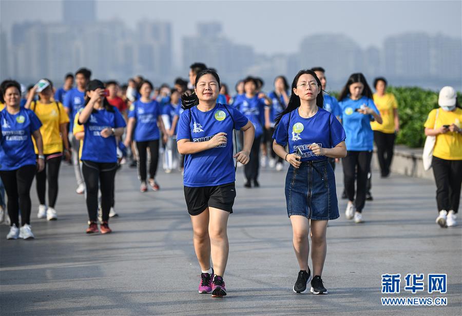 （新华视界）（2）全民健身——万人健步走 运动过周末