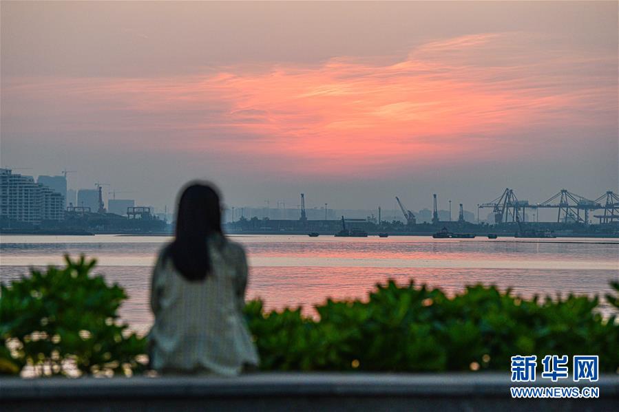 （新华视界）（3）夕阳映红海口湾