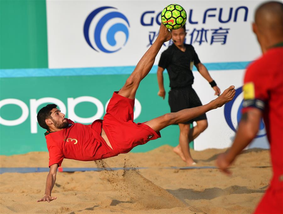 足球--海口国际沙滩足球邀请赛:中国队不敌葡萄