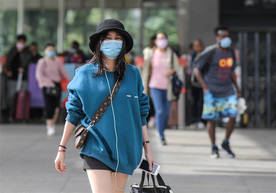 海南：响应疾控中心号召 市民旅客戴口罩出行