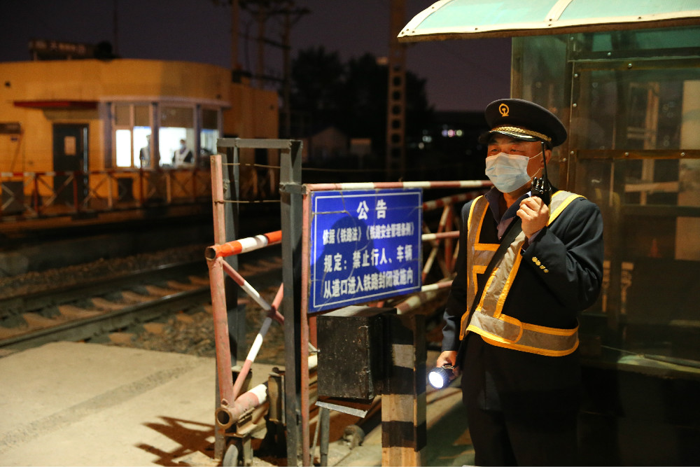 都市夜行人长春铁路道口守门员老兰