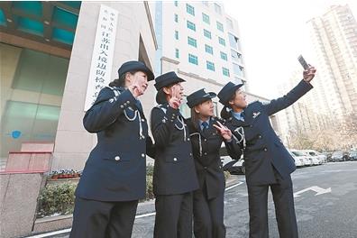 图为1月1日起,全国出入境边防检查站执勤人员全部换上新警服.