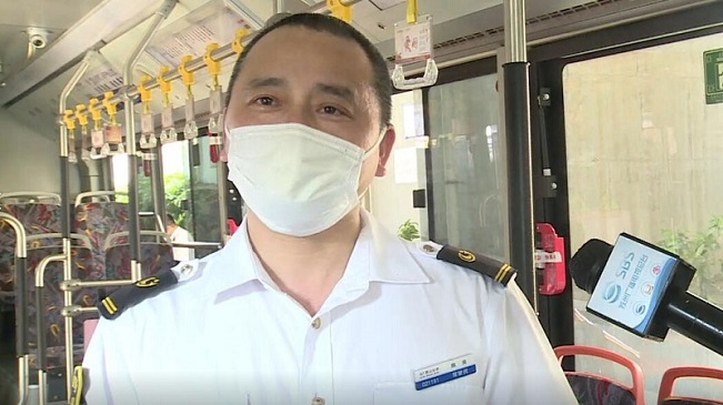 救护车送受伤婴儿被堵 公交司机35秒帮忙打开“生命通道”