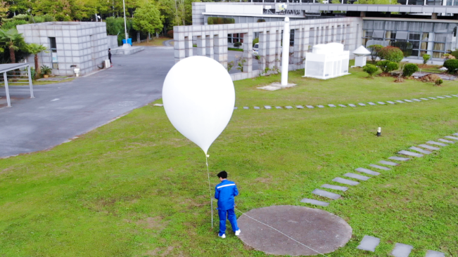 百年气象站里放气球的年轻人