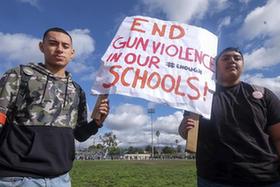 美国学生集会抗议枪击暴力