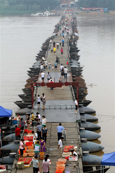 已有800多年历史的赣州东河浮桥,宛如一条长龙横卧贡江,沟通东西,连贯
