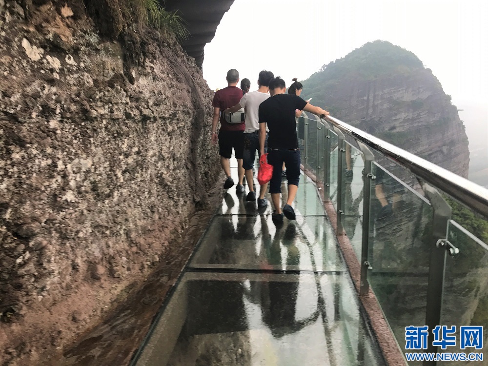游客在南武当山玻璃栈道上体验(6月2日摄).新华网 杨益民 摄
