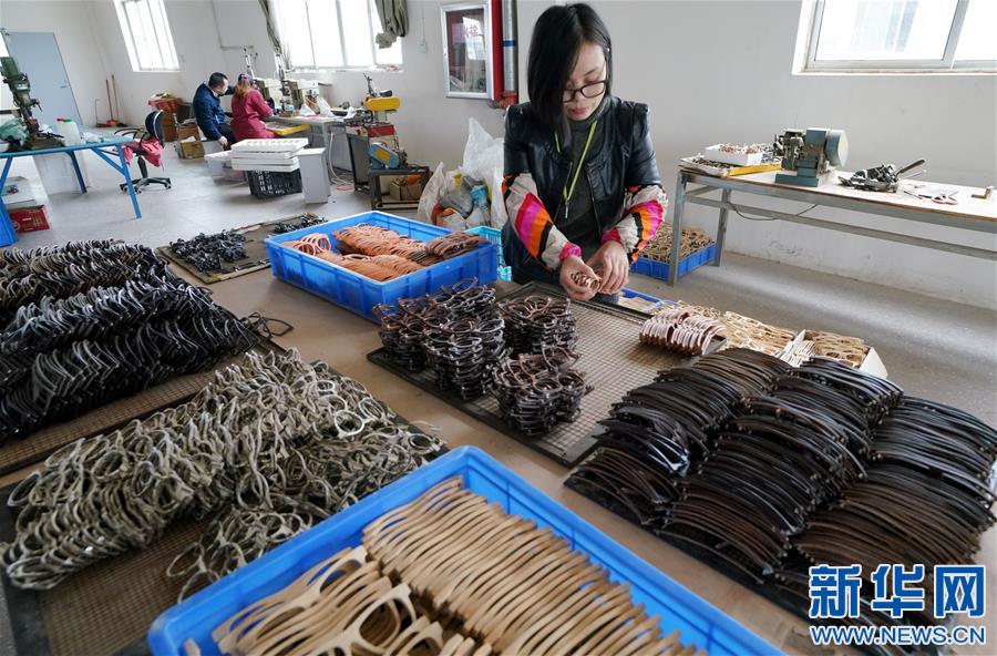 （图片故事）（3）罗小平：研发竹木眼镜框 开辟返乡创业路