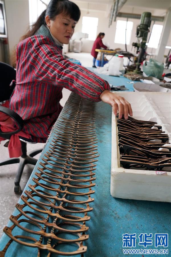 （图片故事）（4）罗小平：研发竹木眼镜框 开辟返乡创业路