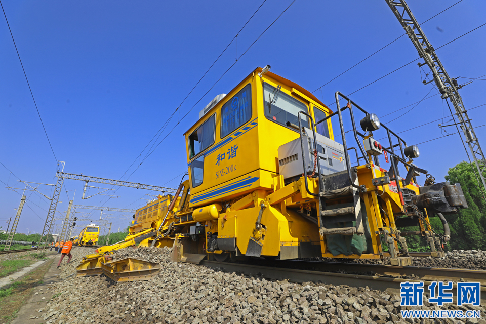 图为鹰潭工务机械段大型养路机械机组在铁路线上施工作业.