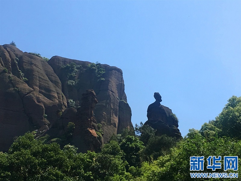 龟峰景区丹霞地貌景观"老人峰(新华网 王凯丰摄)