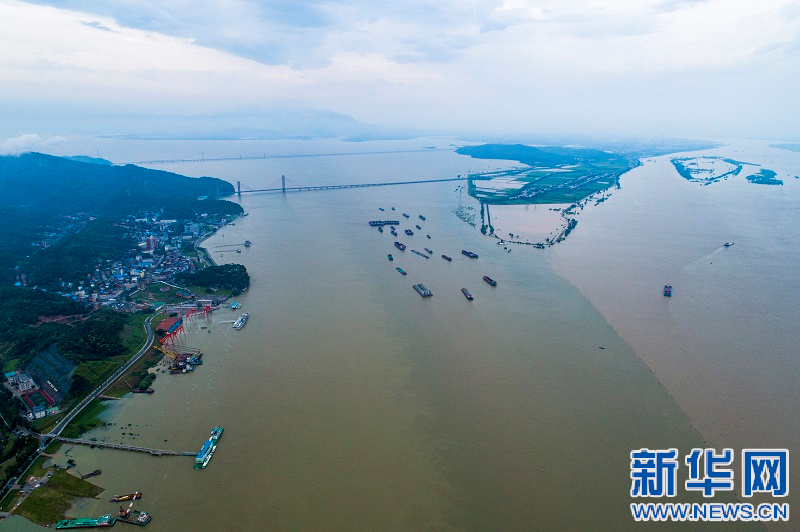 航拍长江与鄱阳湖交汇处 水位高涨逼近历史最高值