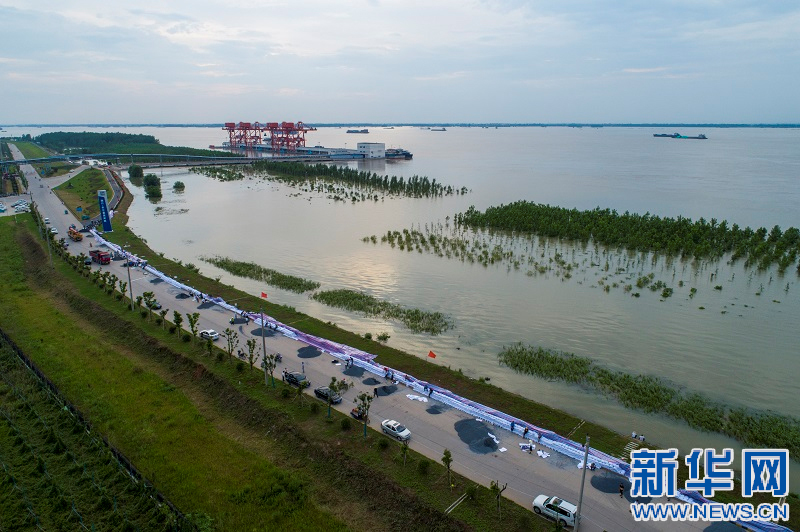 航拍长江与鄱阳湖交汇处水位高涨逼近历史最高值