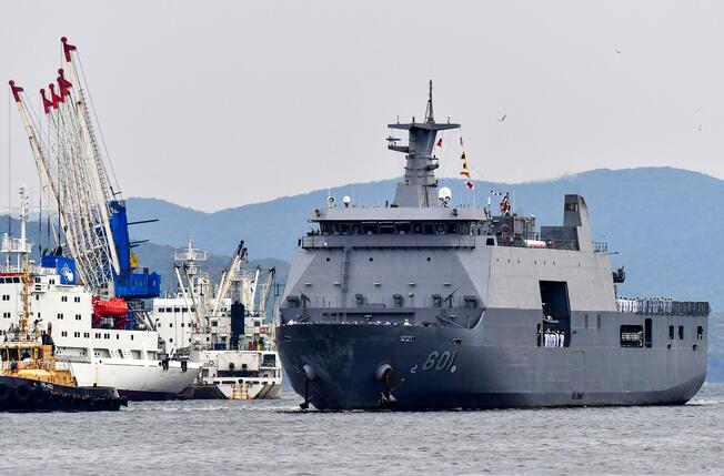 菲律宾新锐万吨登陆舰首次访问俄罗斯港口