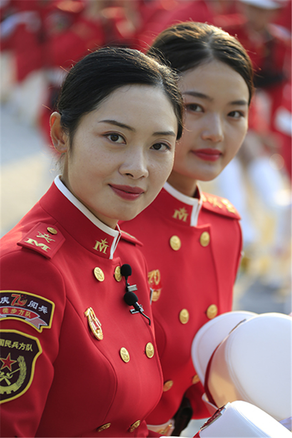 女民兵方队接受检阅.新华社记者 王建民 摄