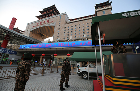 春运首日,北京西站执勤武警护卫旅客平安出行