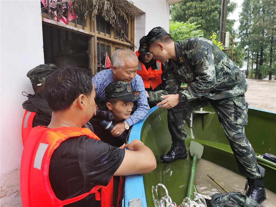 （图文互动）（2）皖南地区强降雨引发内涝 武警官兵紧急救援受灾群众为转运考生做准备