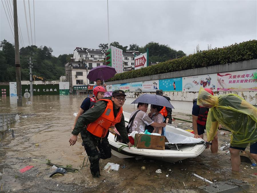 （图文互动）（3）皖南地区强降雨引发内涝 武警官兵紧急救援受灾群众为转运考生做准备