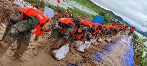 武警安徽总队蚌埠支队官兵紧急加固防洪墙