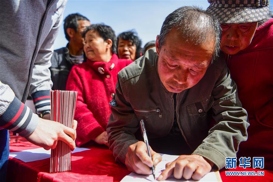 （社会）（2）内蒙古：首批农民拿到承包地“身份证”