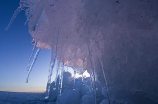 新疆烏倫古湖出現“風積冰山”景觀