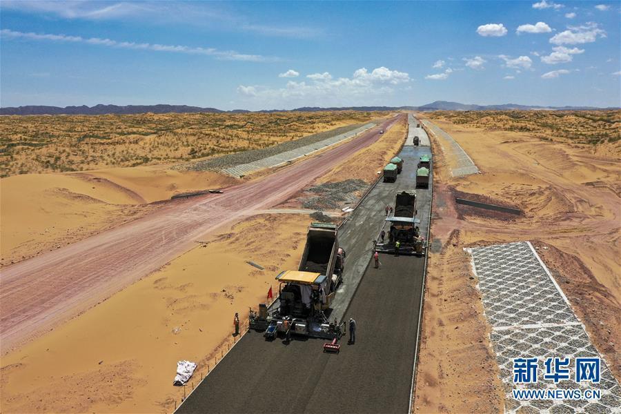 （經濟）（1）寧夏首條沙漠高速公路建設正酣