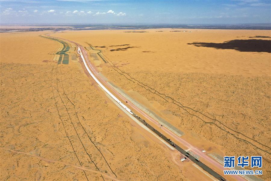 （經濟）（2）寧夏首條沙漠高速公路建設正酣