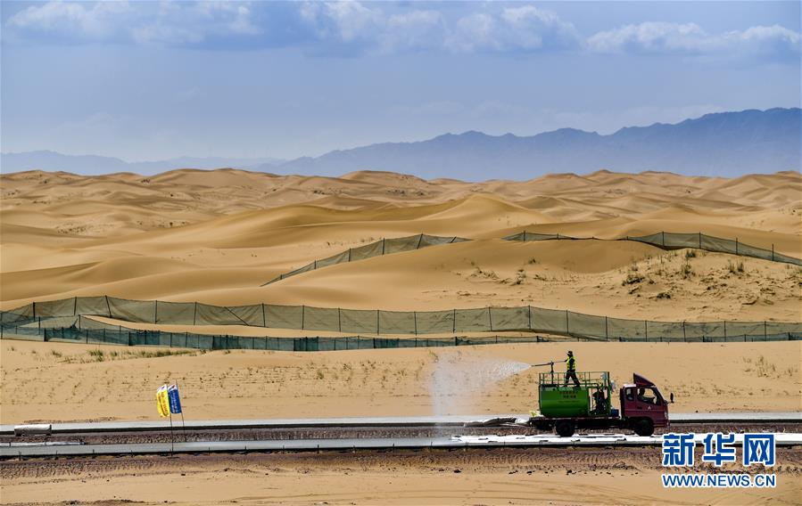（經濟）（4）寧夏首條沙漠高速公路建設正酣