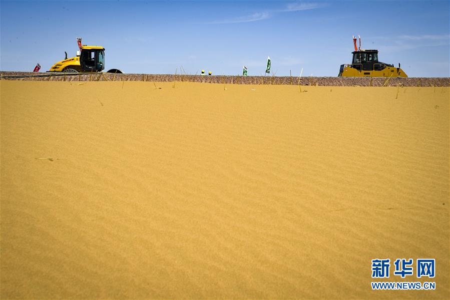 （經濟）（5）寧夏首條沙漠高速公路建設正酣