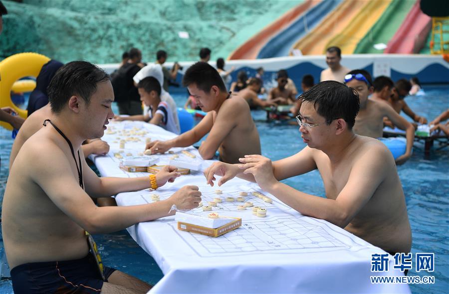 （社会）（2）重庆：“水中棋牌”消酷暑