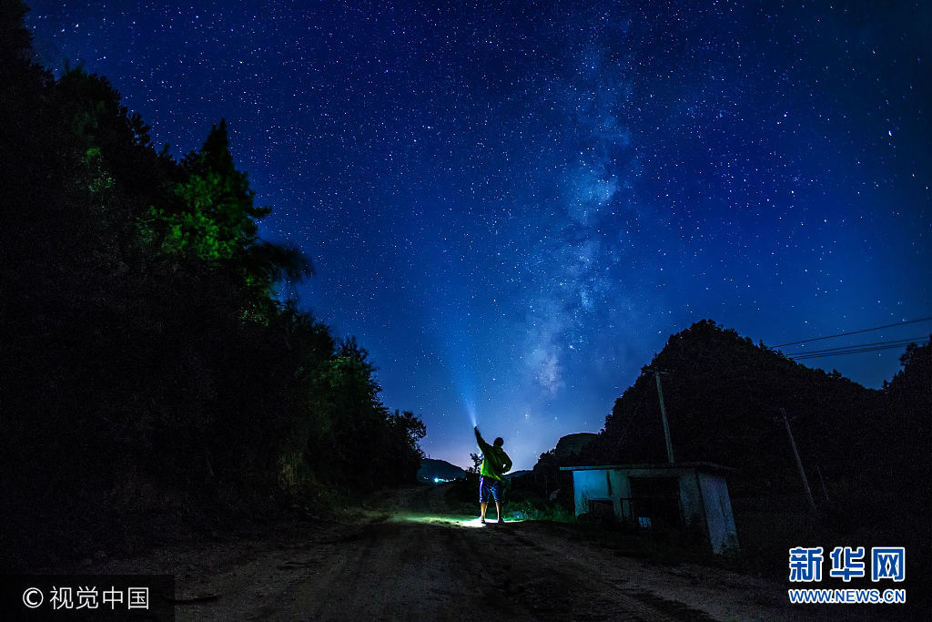 ***_***2017年8月20日淩晨，天文觀測愛好者在貴州龍裏用延時攝影記錄下夜空中的浩瀚銀河、星軌。