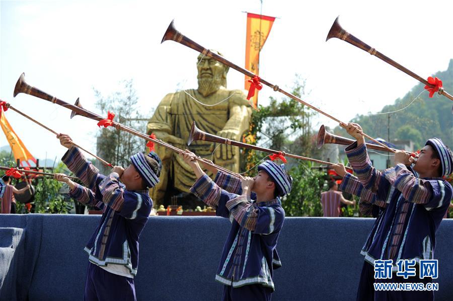 4月18日,在贵州省望谟县,少数民族群众在布依感恩大典中吹奏唢呐.