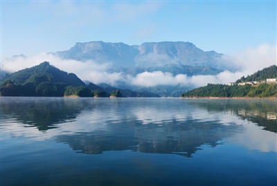 瓦屋山下碧湖如镜   8月1日,位于四川省眉山市洪雅县的瓦屋山中,高