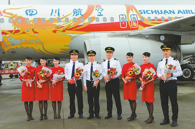 10月1日9时许,四川航空"中国民航英雄机组"成员走出机舱后合影留念.