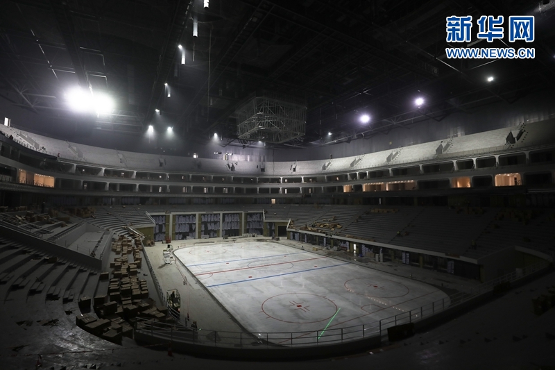 1月27日拍摄的建设中的成都凤凰山体育公园综合体育馆.